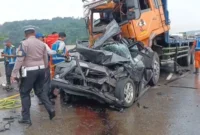 Petugas PJR memeriksa lokasi kecelakaan Fuso rem blong di Tol Cipularang. (Posnews/Ist)