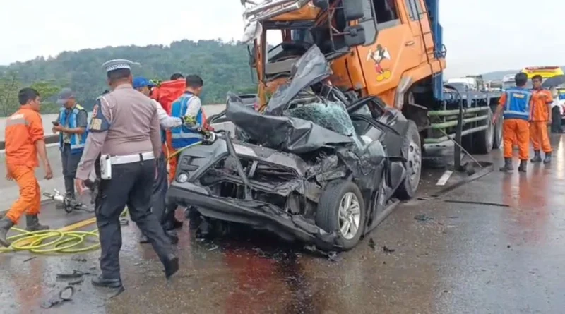 Petugas PJR memeriksa lokasi kecelakaan Fuso rem blong di Tol Cipularang. (Posnews/Ist)