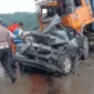 Petugas PJR memeriksa lokasi kecelakaan Fuso rem blong di Tol Cipularang. (Posnews/Ist)