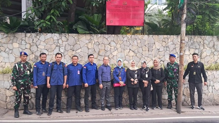 Kejagung memasang plang sita di Hotel Ayaka Suites Setiabudi terkait kasus TPPU Sritex. (Posnews/Ist)