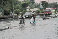 Kendaraan pemudik melintas di jalur Pantura Demak yang rawan banjir rob saat arus mudik Natal dan Tahun Baru. (Posnews/NET)
