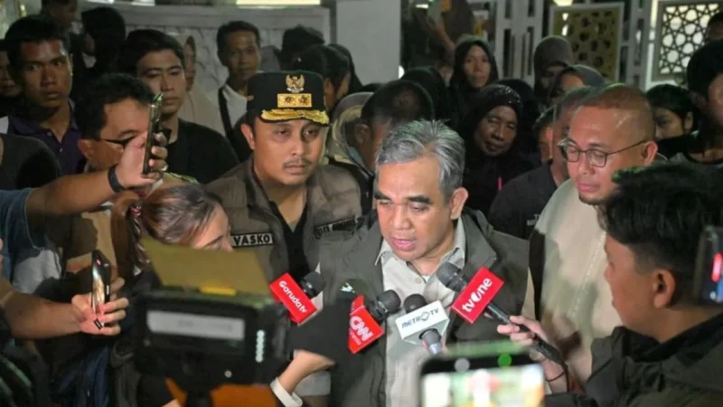 Ketua MPR Ahmad Muzani menyalurkan bantuan dan menyampaikan BPJS Kesehatan serta sertifikat tanah digratiskan bagi korban banjir dan longsor di Aceh. (Posnews/Humas Sumbnar)