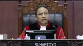 Ketua Mahkamah Konstitusi Suhartoyo membacakan putusan MK terkait kewajiban pembayaran royalti pertunjukan musik komersial. (Posnews/Ist)