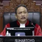 Ketua Mahkamah Konstitusi Suhartoyo membacakan putusan MK terkait kewajiban pembayaran royalti pertunjukan musik komersial. (Posnews/Ist)