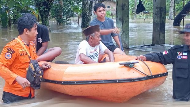Kondisi banjir merendam permukiman warga di Kabupaten Serang, Banten, akibat hujan lebat selama tiga hari. (Posnews/Ist)