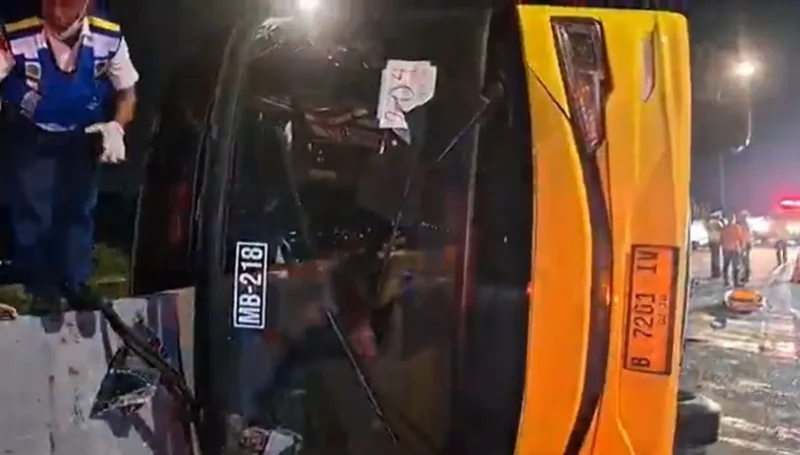 Kecelakaan maut bus Cahaya Trans di Exit Tol Krapyak Semarang. (Posnews/Ist)