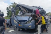 Bus TNI AL mengalami kecelakaan setelah bertabrakan dengan truk semen di Tol Belmera Medan. (Posnews/Net)