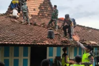 Bersama warga, TNI, Polri, dan BPBD Kabupaten Pati langsung menggelar kerja bakti untuk memperbaiki rumah-rumah yang terdampak.(Posnews/Net)