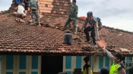 Bersama warga, TNI, Polri, dan BPBD Kabupaten Pati langsung menggelar kerja bakti untuk memperbaiki rumah-rumah yang terdampak.(Posnews/Net)
