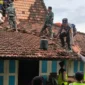 Bersama warga, TNI, Polri, dan BPBD Kabupaten Pati langsung menggelar kerja bakti untuk memperbaiki rumah-rumah yang terdampak.(Posnews/Net)
