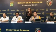 Petugas Polda Metro Jaya menunjukkan barang bukti kabel grounding hasil pencurian di puluhan SPBU Jakarta dan Bogor. (Posnews/Ist)