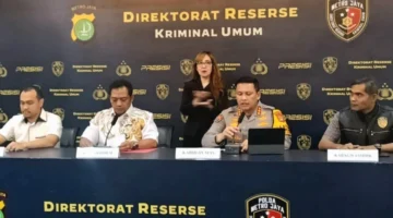 Petugas Polda Metro Jaya menunjukkan barang bukti kabel grounding hasil pencurian di puluhan SPBU Jakarta dan Bogor. (Posnews/Ist)