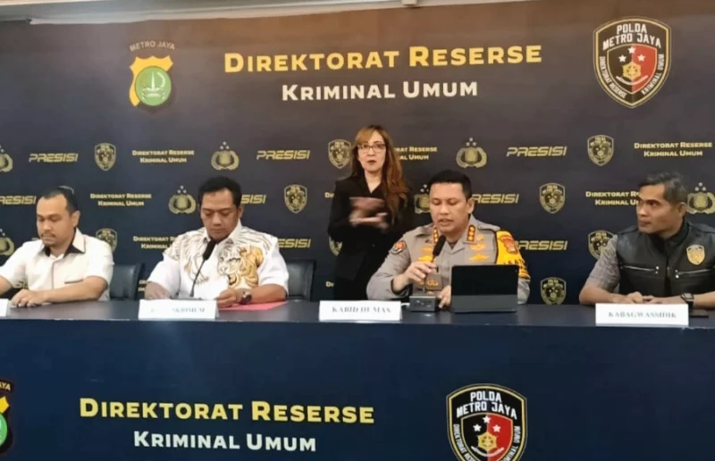 Petugas Polda Metro Jaya menunjukkan barang bukti kabel grounding hasil pencurian di puluhan SPBU Jakarta dan Bogor. (Posnews/Ist)