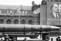 Dunia pernah di ambang kiamat nuklir. Simak kisah 13 hari mencekam Krisis Rudal Kuba 1962, saat satu keputusan salah bisa memusnahkan peradaban manusia. Dok: Istimewa.