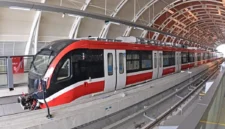 Ilustrasi, LRT Jakarta melintas di jalur Velodrome-Manggarai dengan tarif sosialisasi Rp8. (Posnews/Kemenhub)