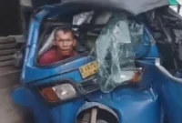 Kondisi bajaj ringsek usai diseruduk truk kontainer di Flyover Rusun Cilincing, Jakarta Utara, menyebabkan sopir terjepit dan arus lalu lintas macet panjang. (Posnews/MR)