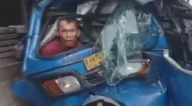 Kondisi bajaj ringsek usai diseruduk truk kontainer di Flyover Rusun Cilincing, Jakarta Utara, menyebabkan sopir terjepit dan arus lalu lintas macet panjang. (Posnews/MR)