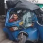 Kondisi bajaj ringsek usai diseruduk truk kontainer di Flyover Rusun Cilincing, Jakarta Utara, menyebabkan sopir terjepit dan arus lalu lintas macet panjang. (Posnews/MR)