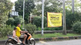 Spanduk warga Mitra Gading Vila menolak pembukaan jalan tembus RW 017–RW 022 di Kelapa Gading Barat. (Posnews/MR)