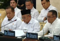 Menteri Pendidikan Dasar dan Menengah Abdul Mu’ti saat menyampaikan bantuan tunjangan Rp2 juta bagi guru terdampak banjir dan longsor di Sumatera Utara, Sumatera Barat, dan Aceh. (Posnews/Setpres)