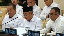 Menteri Pendidikan Dasar dan Menengah Abdul Mu’ti saat menyampaikan bantuan tunjangan Rp2 juta bagi guru terdampak banjir dan longsor di Sumatera Utara, Sumatera Barat, dan Aceh. (Posnews/Setpres)