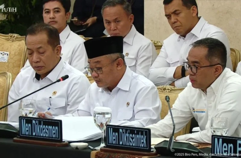 Menteri Pendidikan Dasar dan Menengah Abdul Mu’ti saat menyampaikan bantuan tunjangan Rp2 juta bagi guru terdampak banjir dan longsor di Sumatera Utara, Sumatera Barat, dan Aceh. (Posnews/Setpres)