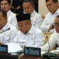 Menteri Pendidikan Dasar dan Menengah Abdul Mu’ti saat menyampaikan bantuan tunjangan Rp2 juta bagi guru terdampak banjir dan longsor di Sumatera Utara, Sumatera Barat, dan Aceh. (Posnews/Setpres)