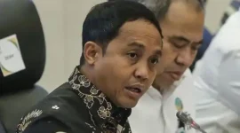 Menteri Kehutanan Raja Juli Antoni saat mengumumkan penyegelan 7 perusak hutan penyebab banjir dan longsor di Sumatera. (Posnews/Ist)