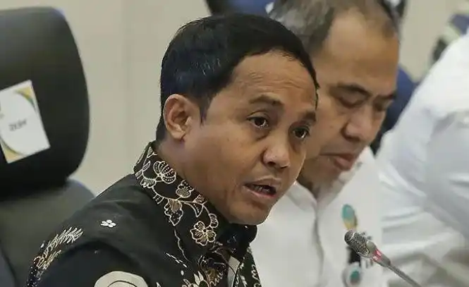 Menteri Kehutanan Raja Juli Antoni saat mengumumkan penyegelan 7 perusak hutan penyebab banjir dan longsor di Sumatera. (Posnews/Ist)