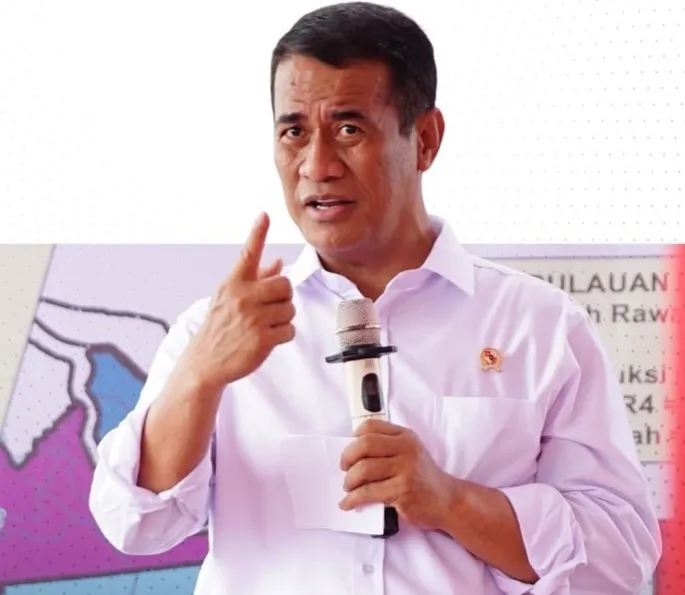 Mentan Andi Amran Sulaiman memperingatkan jajaran Kementan untuk tidak mengkorupsi bantuan banjir dan longsor di 3 Provinsi Sumatera. (Posnews/Ist)