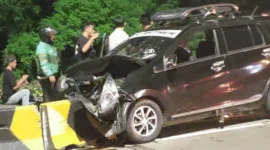 Mobil travel Daihatsu Sigra ringsek usai menghantam pembatas jalur busway di Jalan Yos Sudarso, Tanjung Priok, Jakarta Utara. (Posnews/MR)