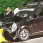 Mobil travel Daihatsu Sigra ringsek usai menghantam pembatas jalur busway di Jalan Yos Sudarso, Tanjung Priok, Jakarta Utara. (Posnews/MR)