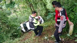 Mobil wisatawan terperosok ke jurang sedalam 20 meter di jalur alternatif Puncak Bogor, empat orang luka dan dievakuasi polisi. (Posnews/Ist)