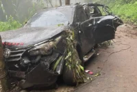 Mobil Toyota Fortuner terguling di jurang Gunung Bromo. (Posnews/Ist)