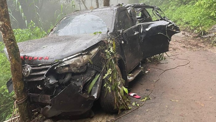 Mobil Toyota Fortuner terguling di jurang Gunung Bromo. (Posnews/Ist)