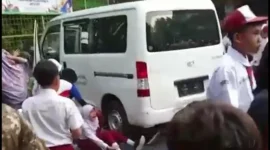 Mobil operasional MBG diduga menabrak siswa di halaman SD Cilincing, Jakarta Utara. (Posnews/Ist)
