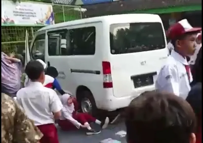Mobil operasional MBG diduga menabrak siswa di halaman SD Cilincing, Jakarta Utara. (Posnews/Ist)
