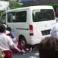 Mobil operasional MBG diduga menabrak siswa di halaman SD Cilincing, Jakarta Utara. (Posnews/Ist)

