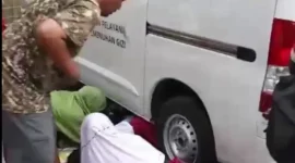 Mobil MBG yang menabrak pagar sekolah dan menyebabkan belasan siswa terluka di Cilincing. (Posnews/Ist)
