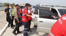 Mobil Toyota Kijang Kapsul lokasi penemuan empat jenazah di Tol Pejagan–Pemalang Km 284 Kabupaten Tegal. (Posnews/Humas Polres Tegal)