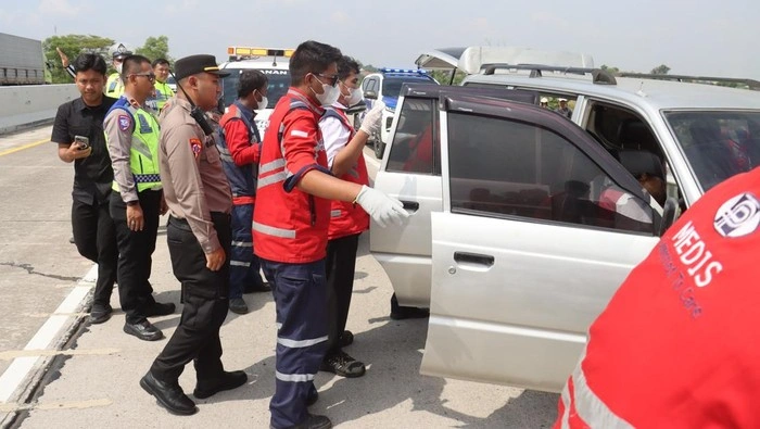 Mobil Toyota Kijang Kapsul lokasi penemuan empat jenazah di Tol Pejagan–Pemalang Km 284 Kabupaten Tegal. (Posnews/Humas Polres Tegal)