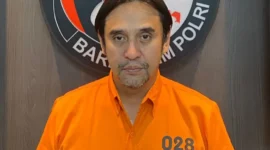DPO narkoba internasional Tigran Denre Sonda saat menyerahkan diri ke Dittipidnarkoba Bareskrim Polri dalam pengembangan Operasi DWP 2025. (Posnews/Ist)