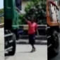 Pak Ogah dan juru parkir liar mengatur lalu lintas di persimpangan jalan Jakarta Utara jelang libur Natal 2025 dan Tahun Baru 2026. (Posnews/MR)
