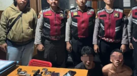 Polisi mengamankan dua terduga pelaku kejahatan jalanan bersenjata api rakitan saat patroli dini hari di Kedoya, Jakarta Barat. (Posnews/Ist)
