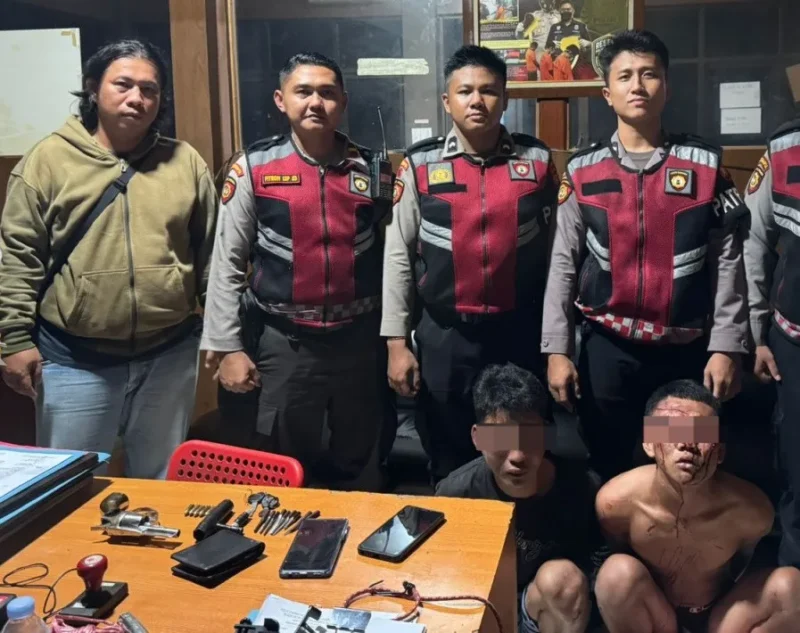 Polisi mengamankan dua terduga pelaku kejahatan jalanan bersenjata api rakitan saat patroli dini hari di Kedoya, Jakarta Barat. (Posnews/Ist)