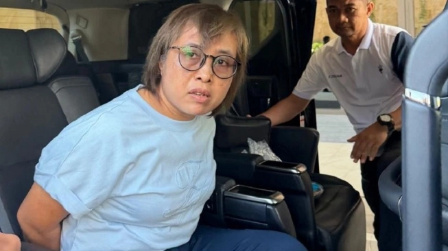 Petugas BNN dan BAIS TNI menangkap Dewi Astutik alias Mami, buronan sabu Rp5 triliun, di Sihanoukville Kamboja sebelum dipulangkan ke Indonesia. (Posnews/Ist)