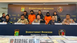 Polisi mengamankan Ayu Puspita dan pegawainya di Polda Metro Jaya terkait kasus penipuan WO. (Posnews/PMJ)