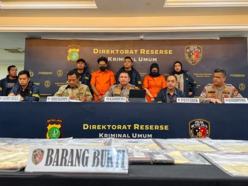 Polisi mengamankan Ayu Puspita dan pegawainya di Polda Metro Jaya terkait kasus penipuan WO. (Posnews/PMJ)