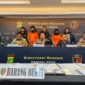 Polisi mengamankan Ayu Puspita dan pegawainya di Polda Metro Jaya terkait kasus penipuan WO. (Posnews/PMJ)