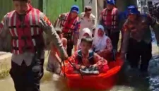 Banjir merendam permukiman warga di Jakarta dengan ketinggian air hingga 130 cm akibat hujan deras dan luapan sungai. (Posnews/Ist)